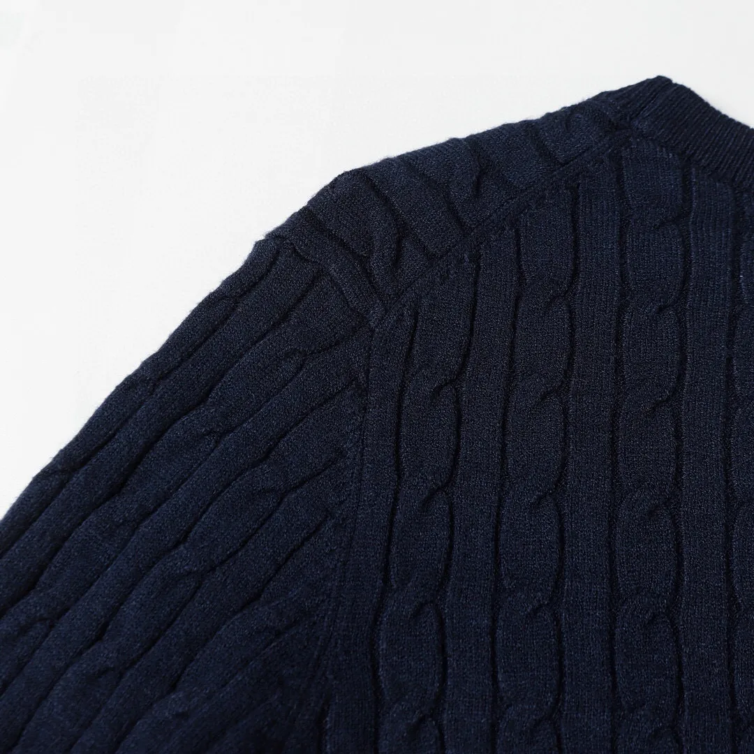 P186 Style No.: 601 -Ralph Lauren RL classic war horse logo embroidered pullover long-sleeved sweater on the chest -The item is made of custom-dyed and custom-spun yarn, purchased from the original version. A full set of customized accessories. Details determine success or failure. Heavy new autumn and winter product. High weight. Soft and delicate. The upper body effect is very nice. Loose fit. Women's model. -Color: white, gray, navy blue, red, khaki, blue, pink. -Sizes: S / M/ Ｌ S size 80-100 jins, M size 100-120 jins, Large size 120-135 jins